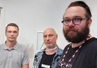 Henkilöstönedustajat valmistautumassa YT-neuvotteluihin. Juha Metsälä (vas), Petri Järvinen ja Joonas Tuomivaara eivät hyväksy työväen vähentämistarpeita.