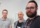 Henkilöstönedustajat valmistautumassa YT-neuvotteluihin. Juha Metsälä (vas), Petri Järvinen ja Joonas Tuomivaara eivät hyväksy työväen vähentämistarpeita.